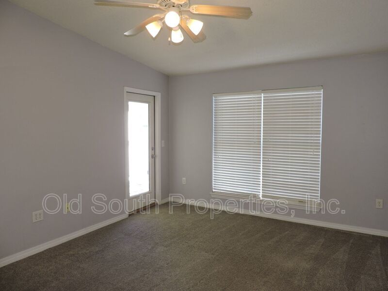 Easy access to interstate, shopping & hospitals! property image