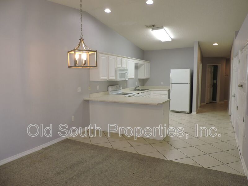 Easy access to interstate, shopping & hospitals! property image