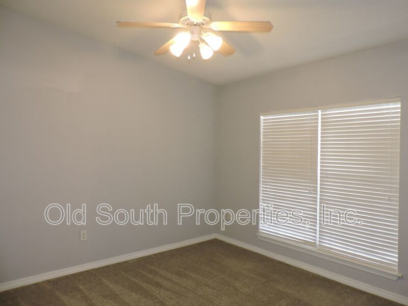 Easy access to interstate, shopping & hospitals! property image