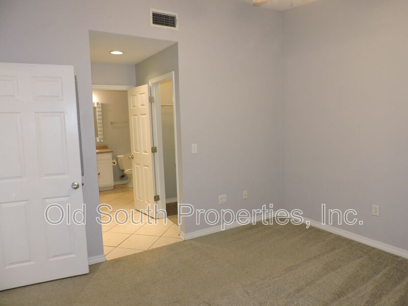 Easy access to interstate, shopping & hospitals! property image