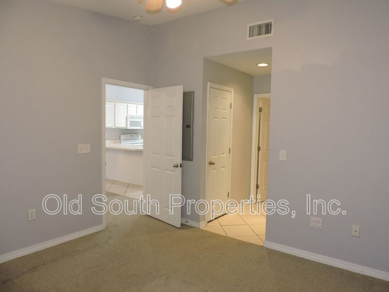 Easy access to interstate, shopping & hospitals! property image