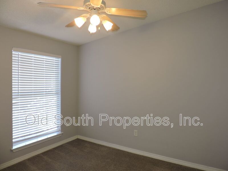 Easy access to interstate, shopping & hospitals! property image