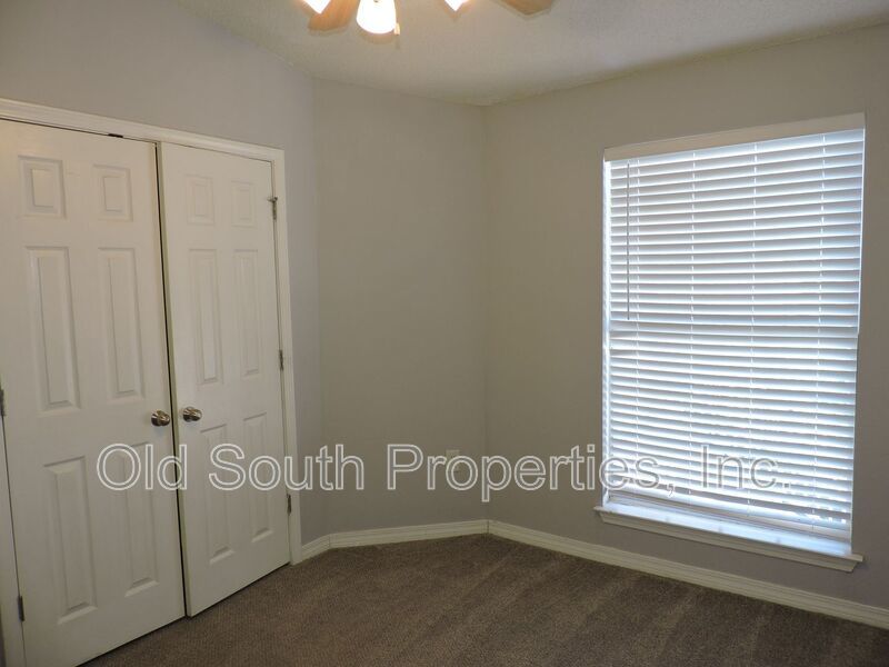 Easy access to interstate, shopping & hospitals! property image