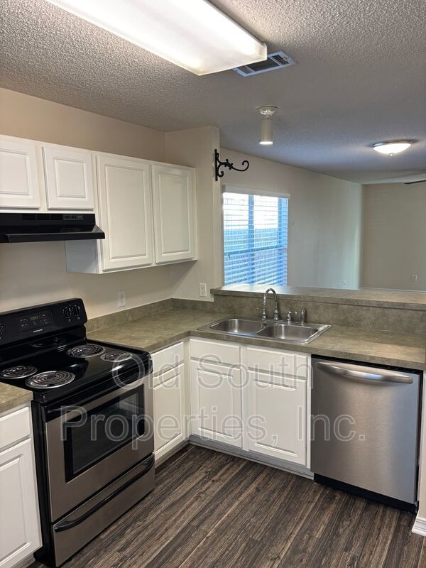 Convenient to bases, shopping & beaches! property image