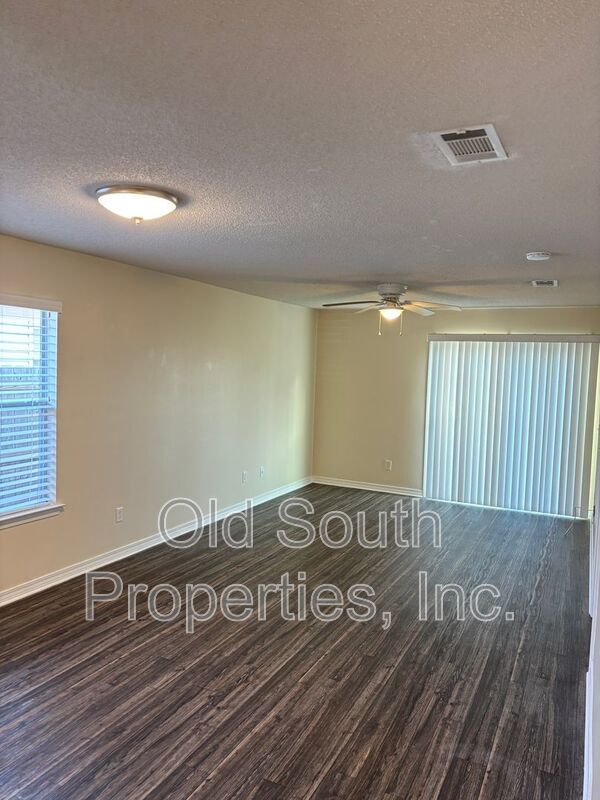 Convenient to bases, shopping & beaches! property image