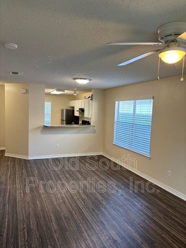 Convenient to bases, shopping & beaches! property image