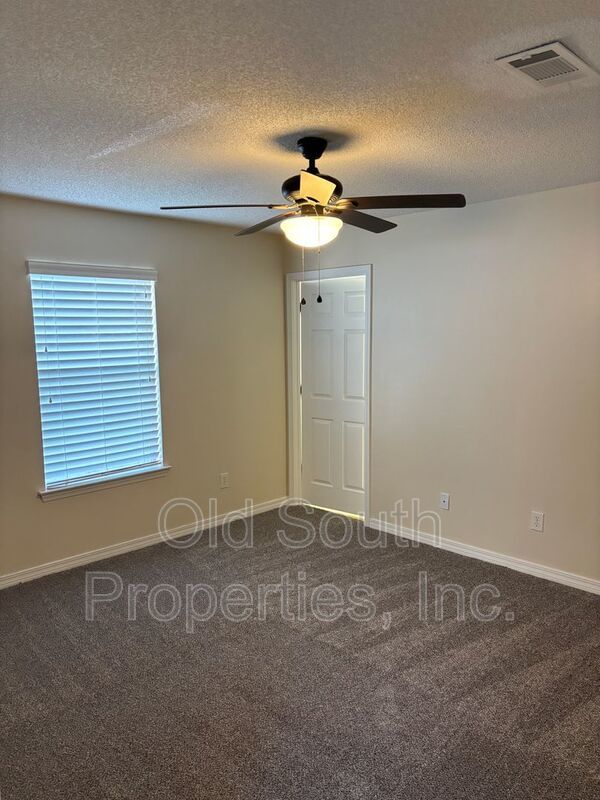 Convenient to bases, shopping & beaches! property image