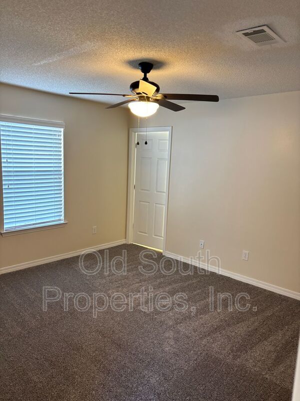 Convenient to bases, shopping & beaches! property image