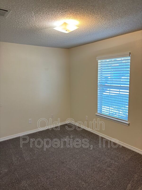 Convenient to bases, shopping & beaches! property image