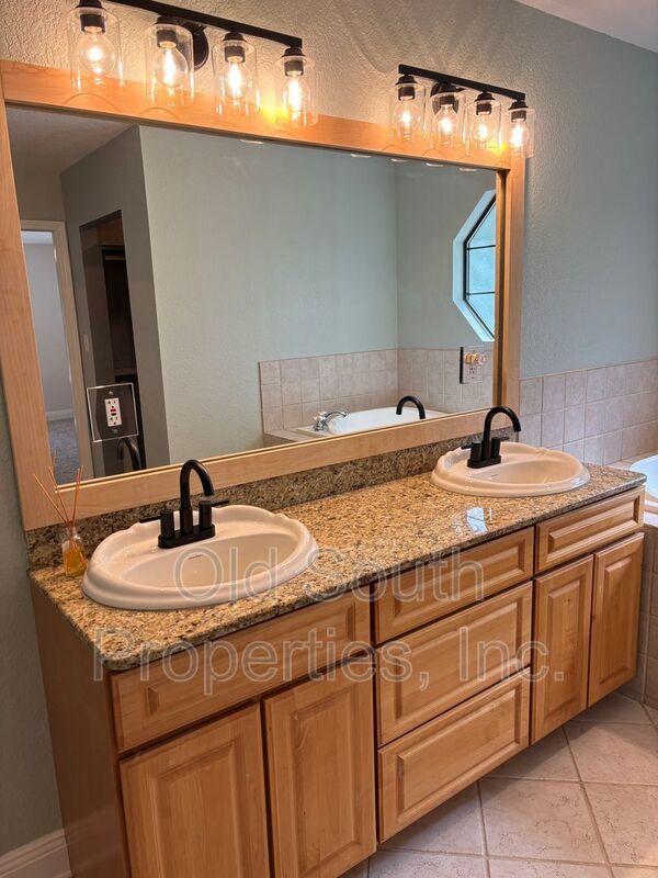 1002 Daffin Rd property image