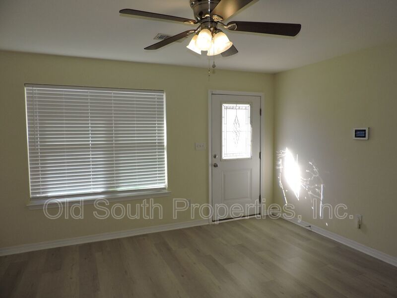 Convenient to bases, shopping & beaches! property image