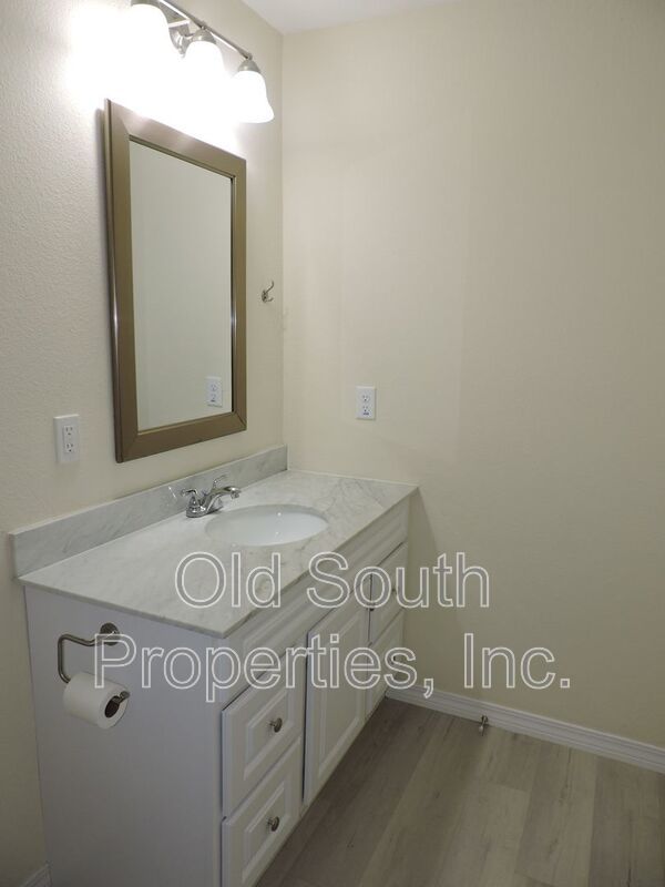 Convenient to bases, shopping & beaches! property image