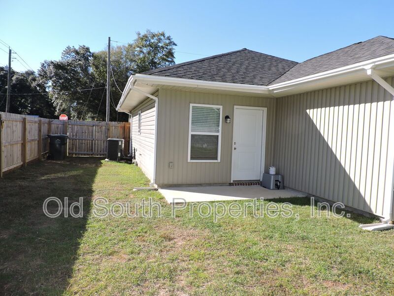 Convenient to bases, shopping & beaches! property image