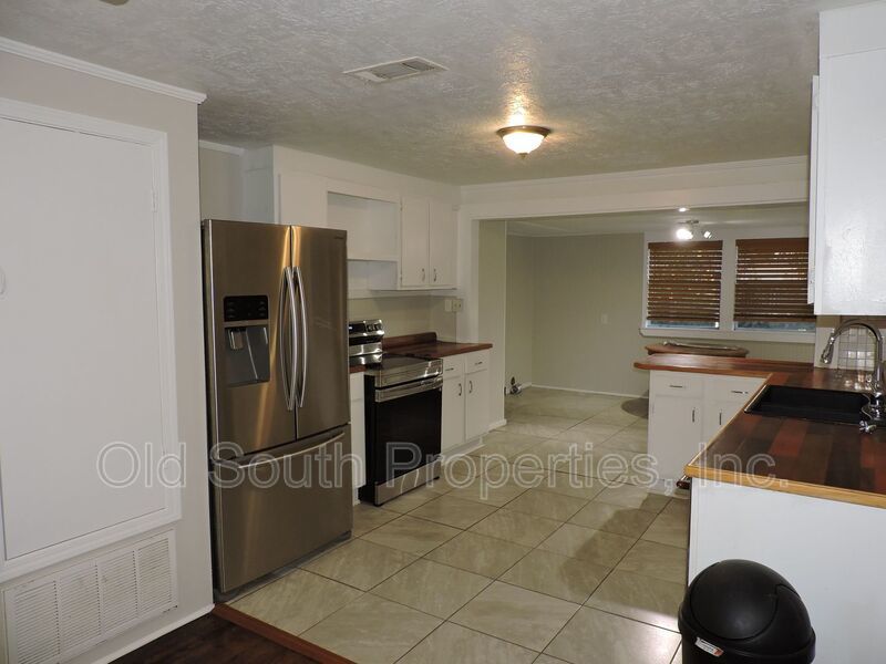 Convenient to shopping, downtown Pensacola & beaches. property image