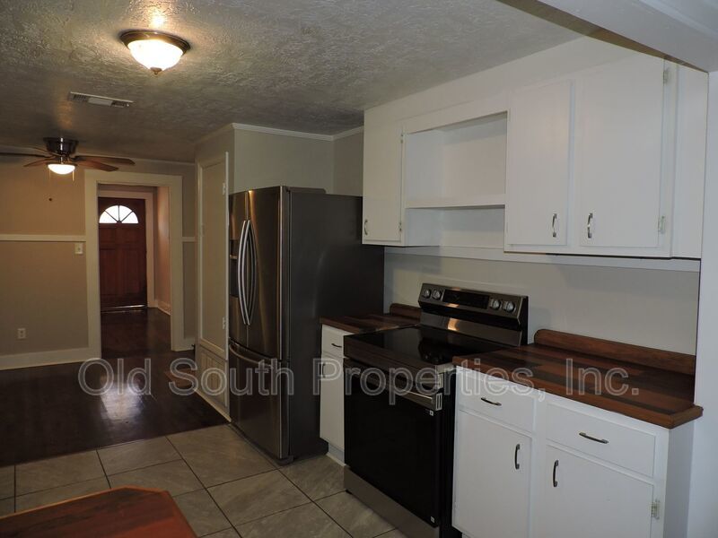 Convenient to shopping, downtown Pensacola & beaches. property image
