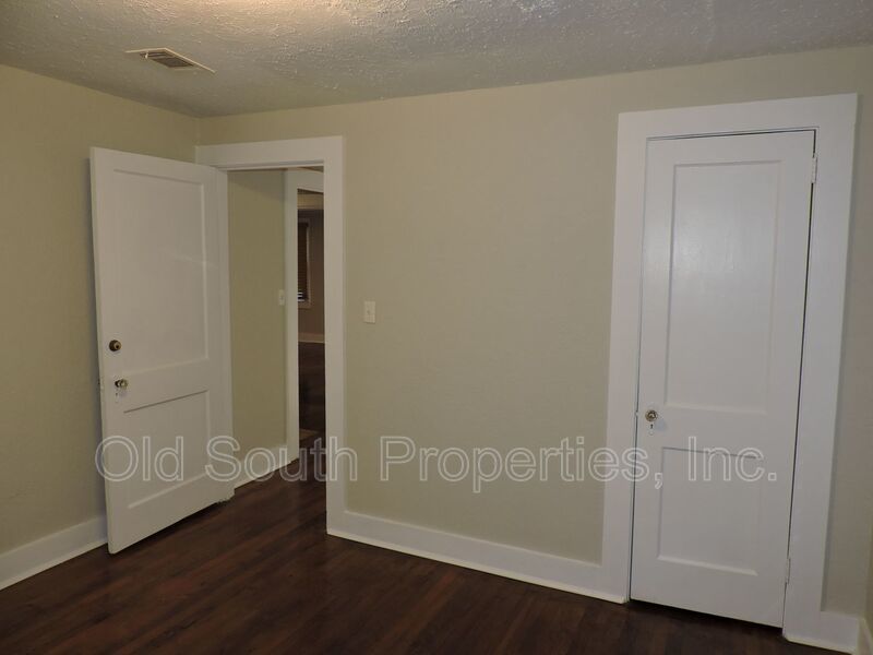 Convenient to shopping, downtown Pensacola & beaches. property image