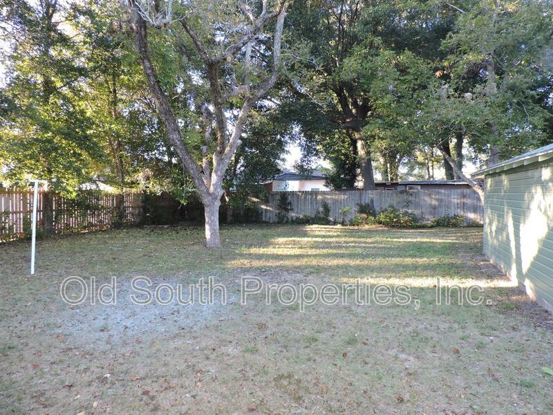 Convenient to shopping, downtown Pensacola & beaches. property image