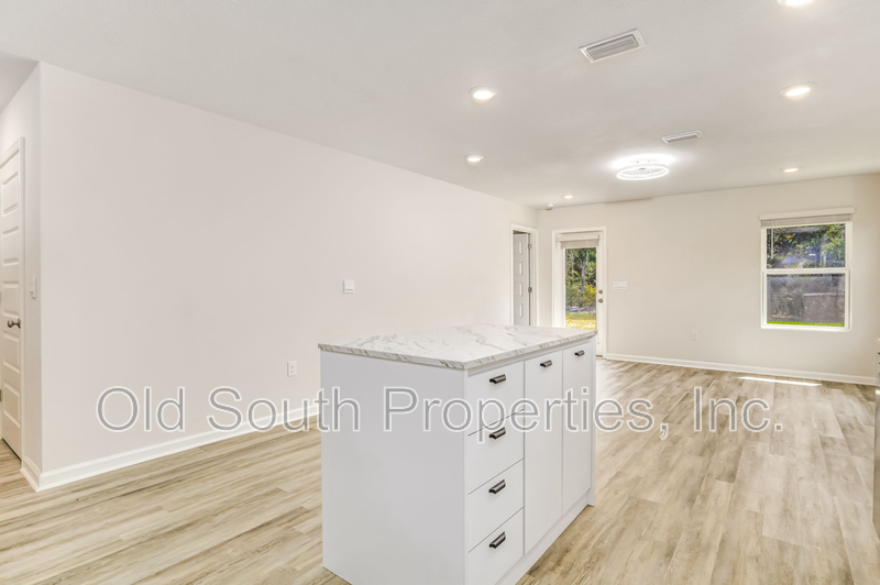 Convient location! property image