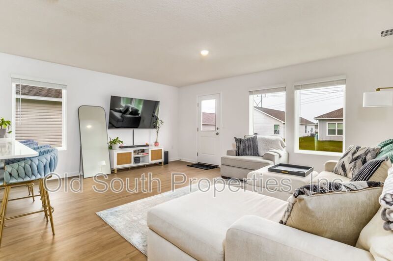 Easy access to shopping, interstate & Navy Federal complex! property image