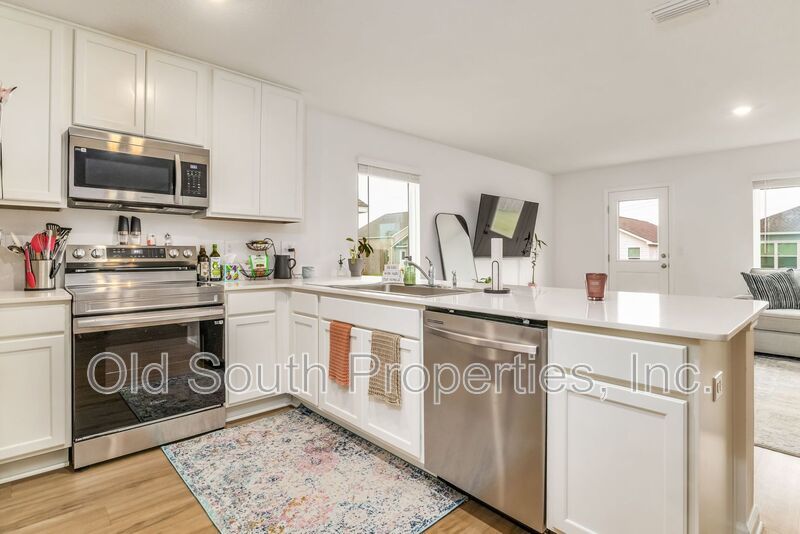 Easy access to shopping, interstate & Navy Federal complex! property image