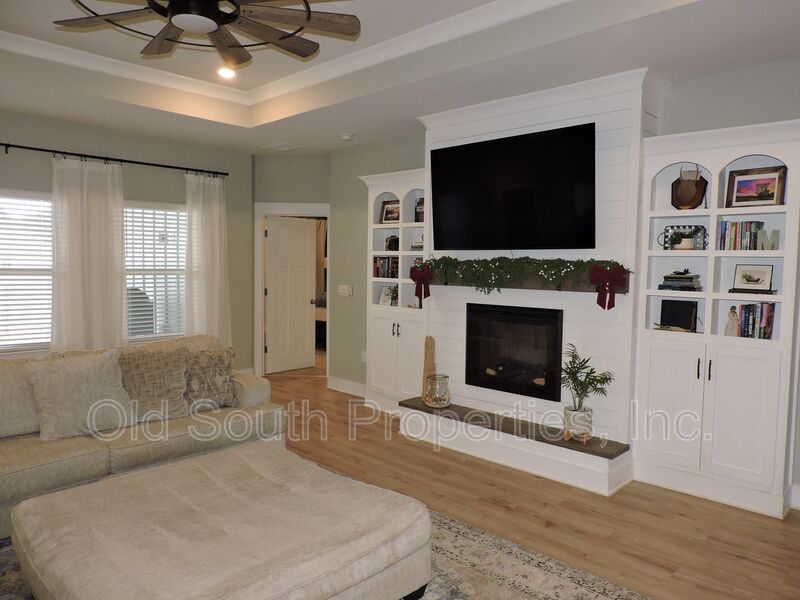 Easy access to shopping, interstate & Navy Federal complex! property image