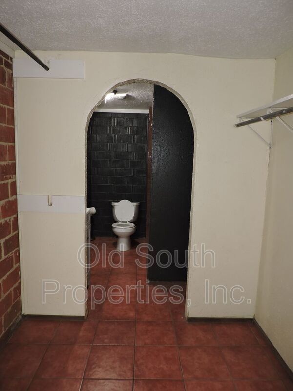 Cute cottage in East Hill! property image