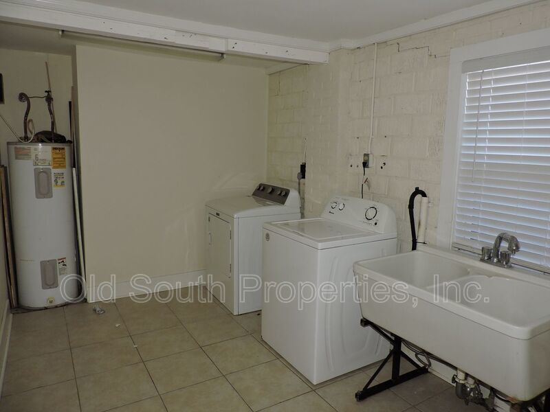Cute cottage in East Hill! property image