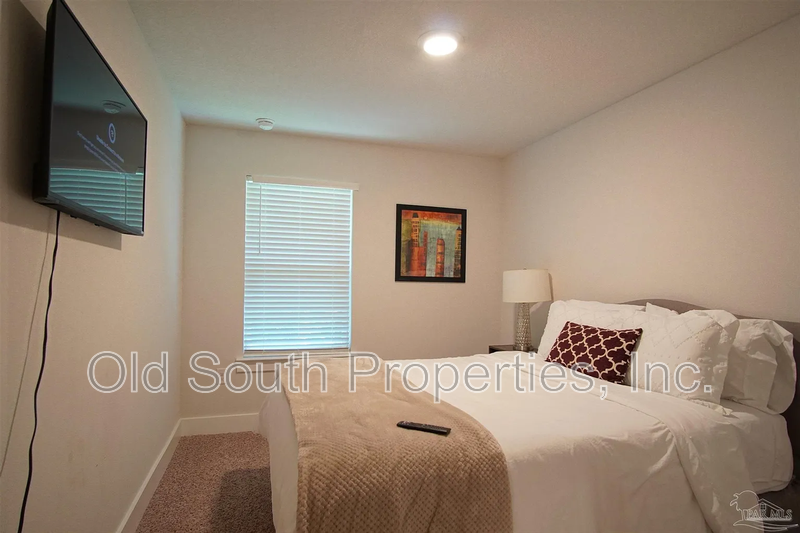 Easy access to Navy Federal complex, shopping & interstate. property image