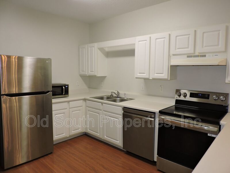 Easy access to interstate, shopping & hospitals! property image