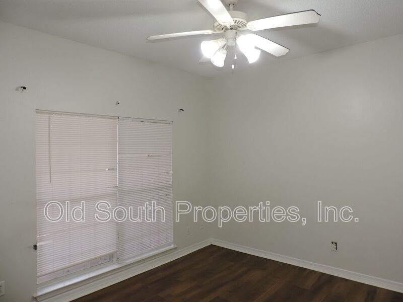 Easy access to interstate, shopping & hospitals! property image