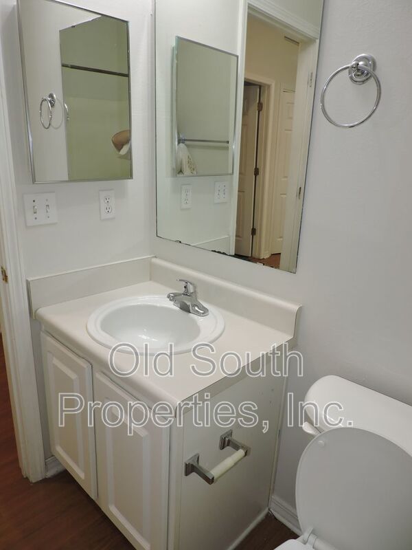 Easy access to interstate, shopping & hospitals! property image