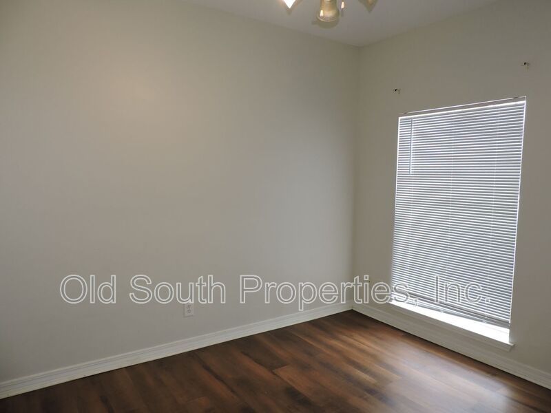 Easy access to interstate, shopping & hospitals! property image