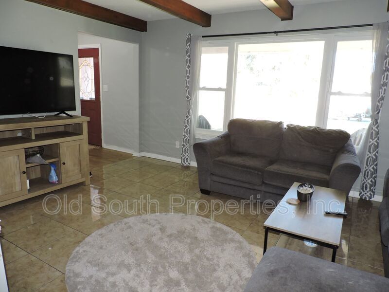 Easy access to bases & shopping! property image