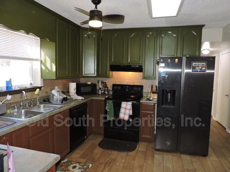 Easy access to bases & shopping! property image