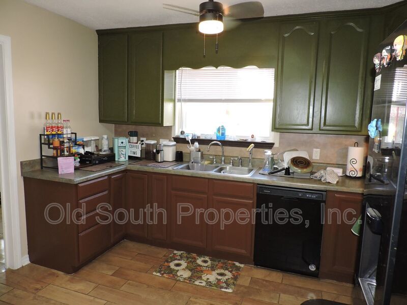 Easy access to bases & shopping! property image