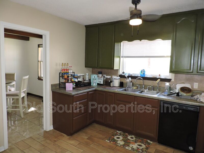 Easy access to bases & shopping! property image