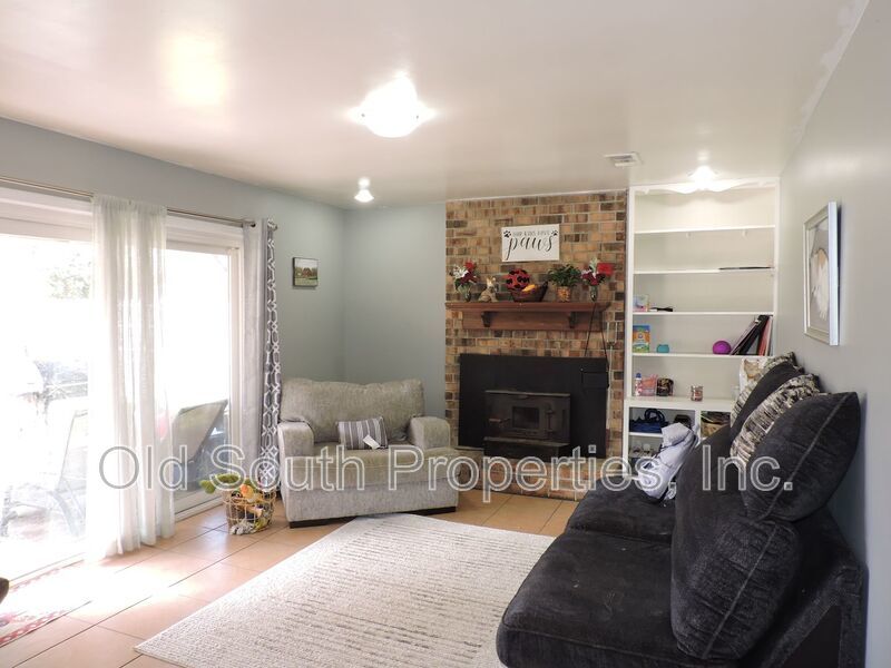 Easy access to bases & shopping! property image