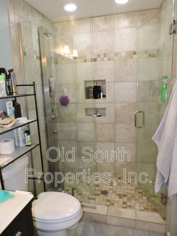 Easy access to bases & shopping! property image