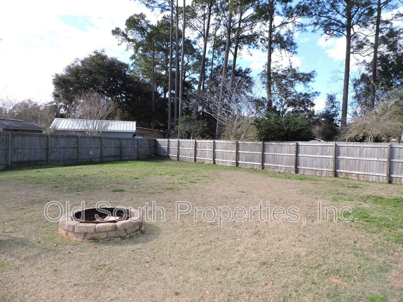 Easy access to bases & shopping! property image