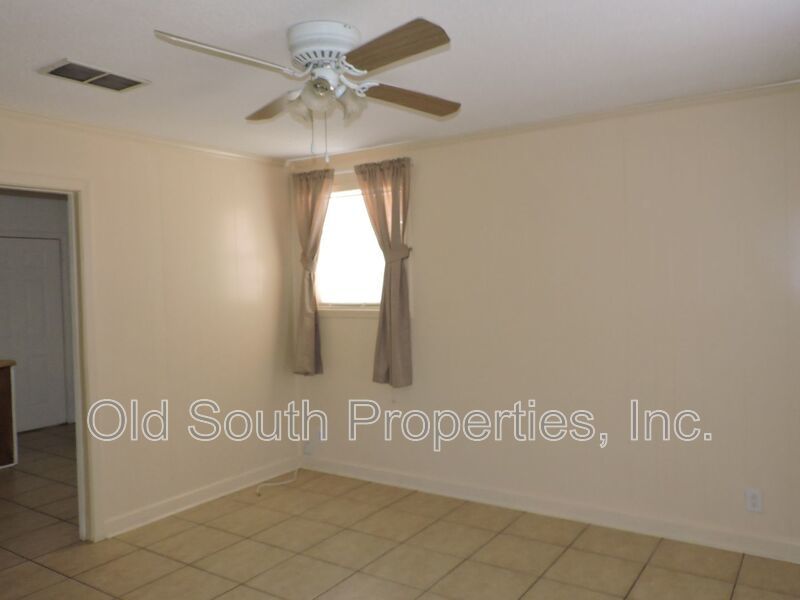 Convenient to bases & shopping! property image