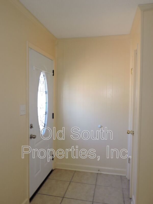 Convenient to bases & shopping! property image