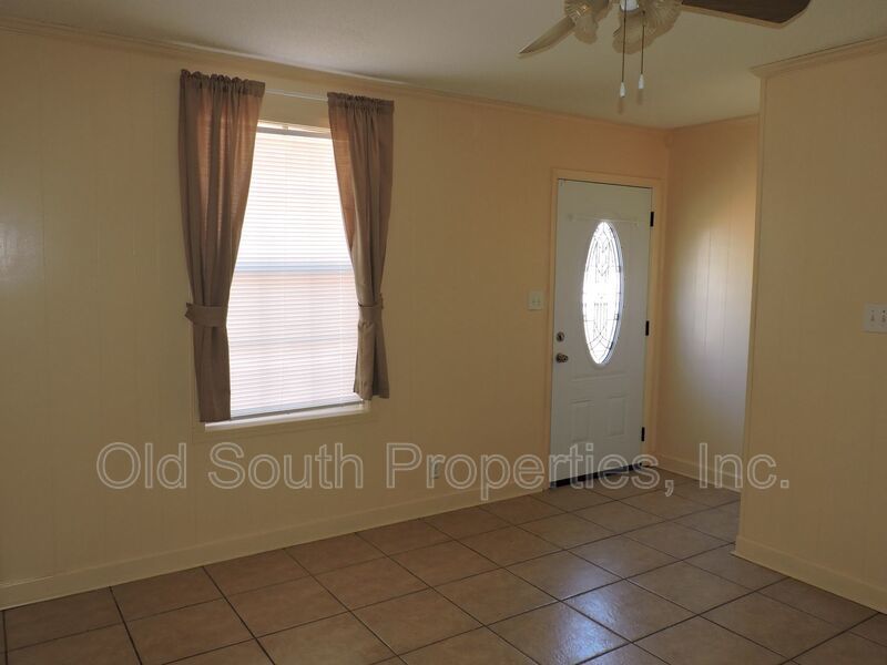 Convenient to bases & shopping! property image