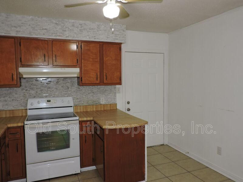 Convenient to bases & shopping! property image
