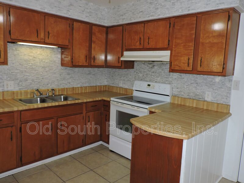 Convenient to bases & shopping! property image