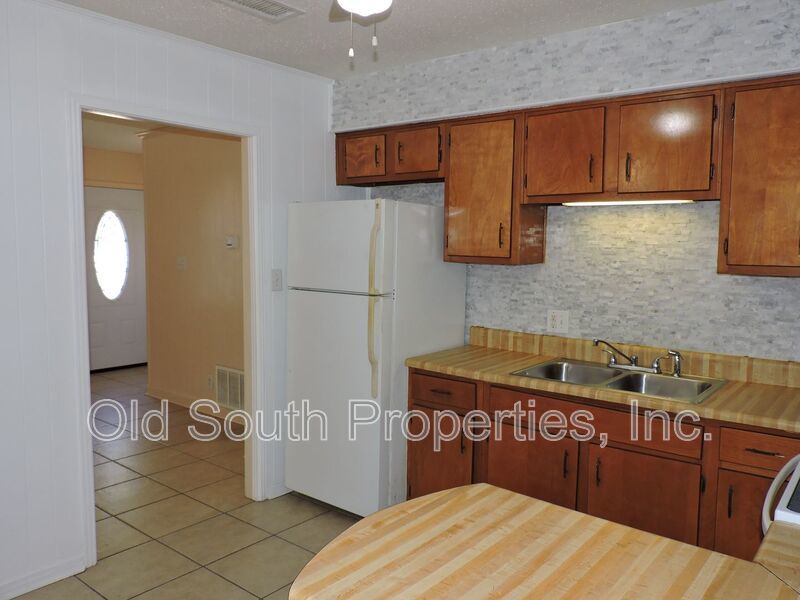 Convenient to bases & shopping! property image