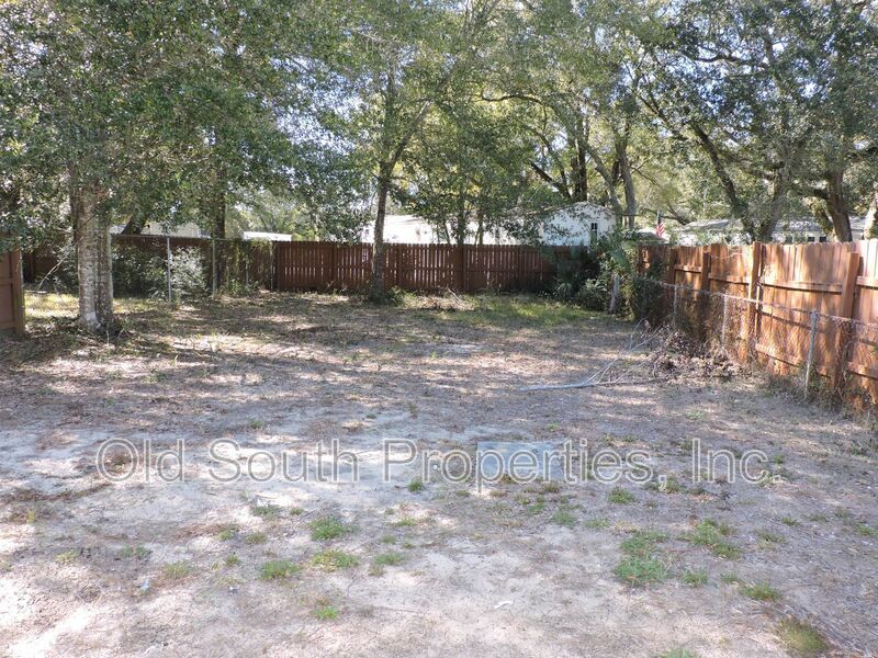 Convenient to bases & shopping! property image