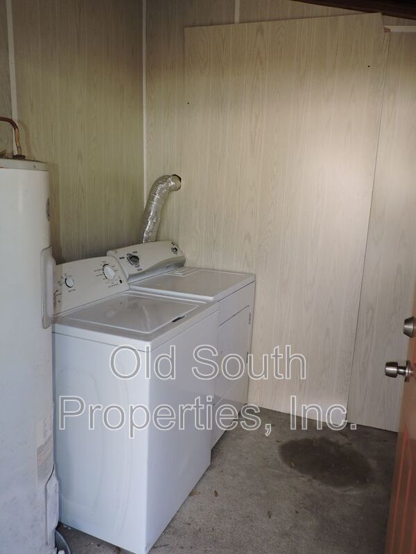 Convenient to bases & shopping! property image