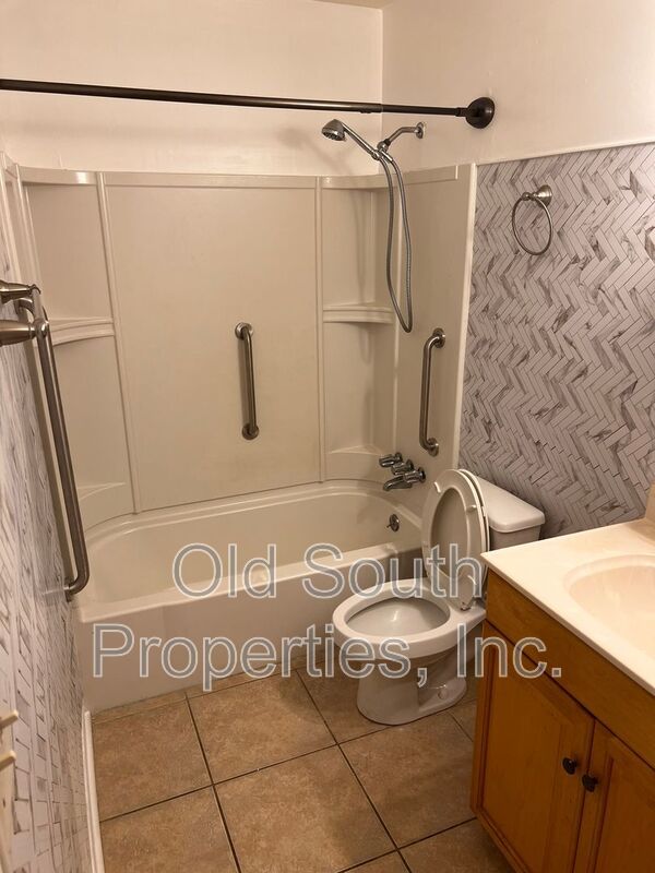 Convenient to bases & shopping! property image