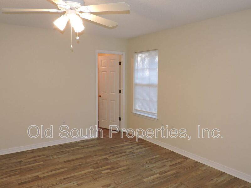 Easy access to bases & shopping! property image
